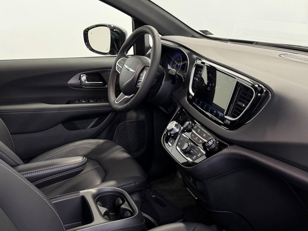 New 2026 Chrysler Voyager LX image 9