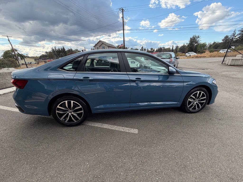 Used 2025 Volkswagen Jetta SE FWD image 4