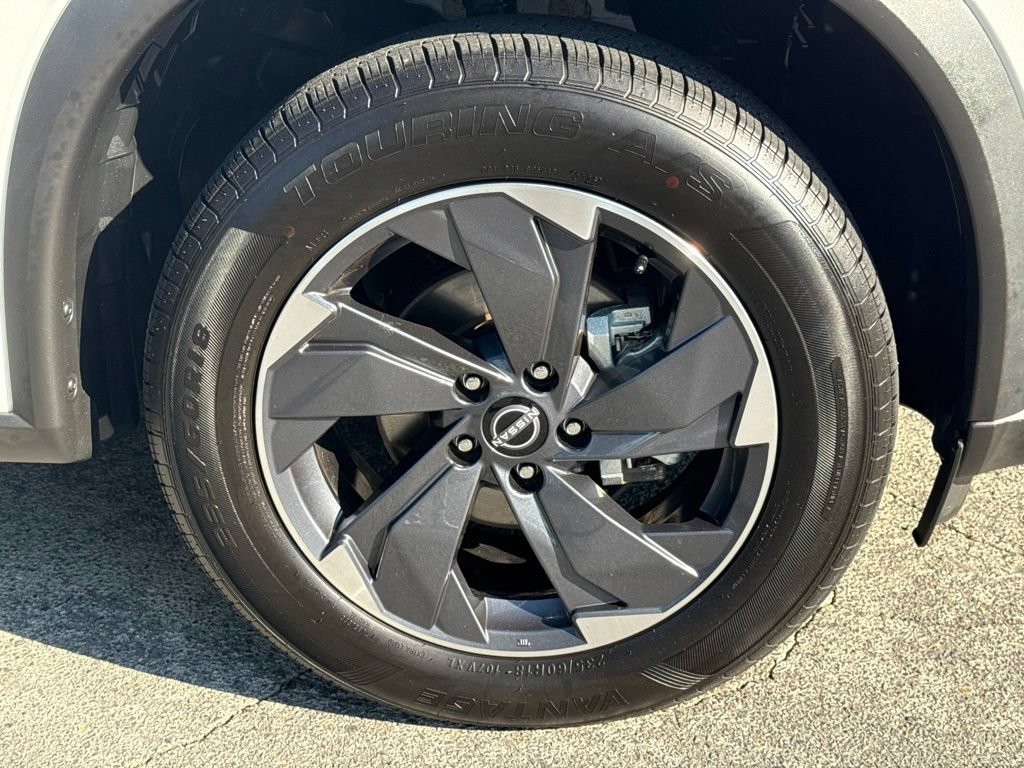 Certified 2025 Nissan Rogue SV FWD image 11