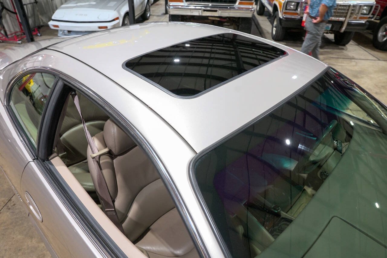 Used 1996 Buick Riviera Supercharged Coupe FWD image 19