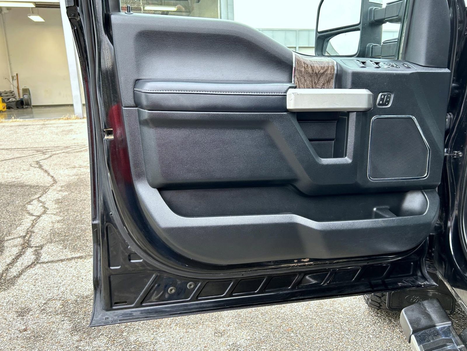 Used 2019 Ford F250 Lariat w/ Chrome Package image 10