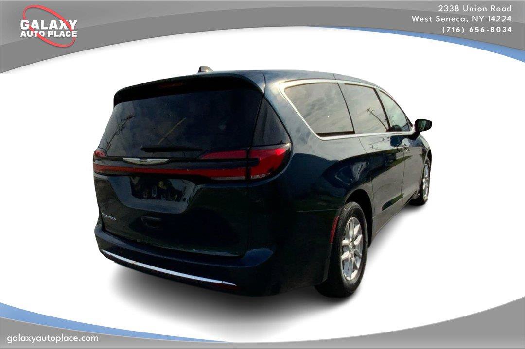 Used 2025 Chrysler Pacifica Select FWD image 5