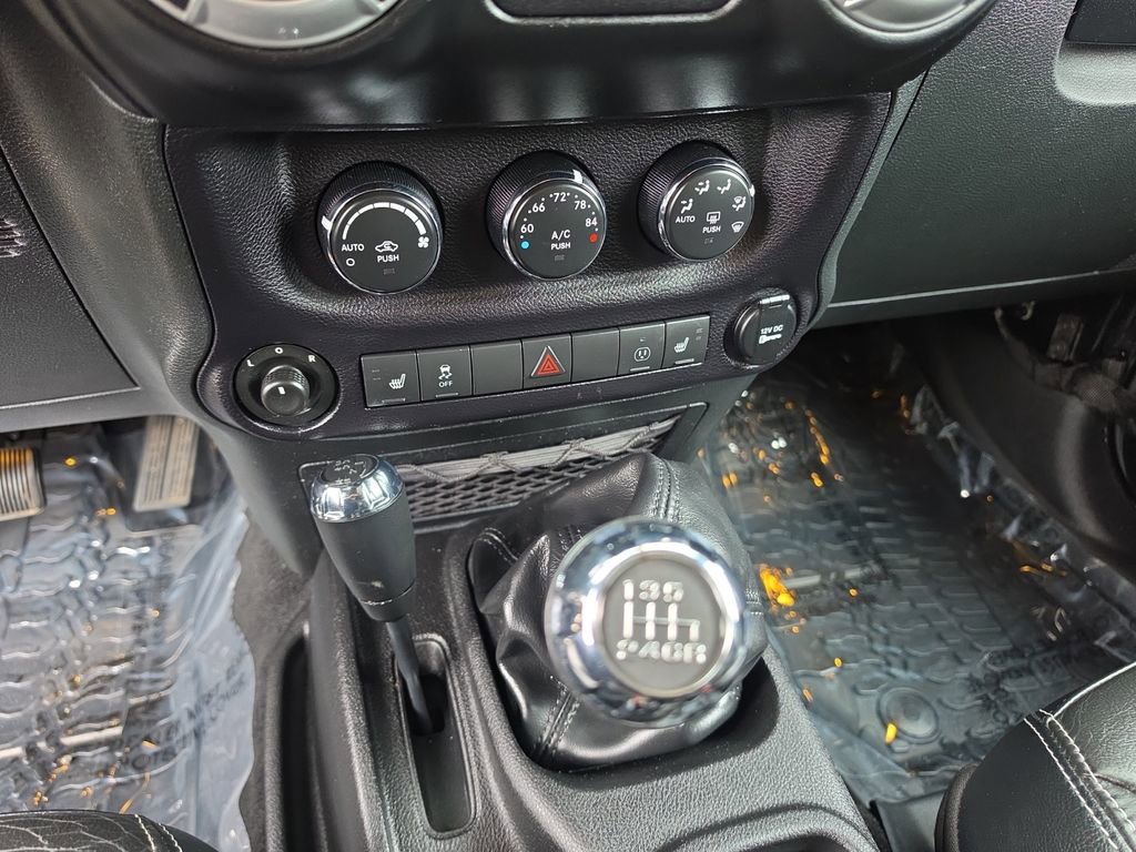 Used 2015 Jeep Wrangler Unlimited Rubicon AWD/4WD image 16