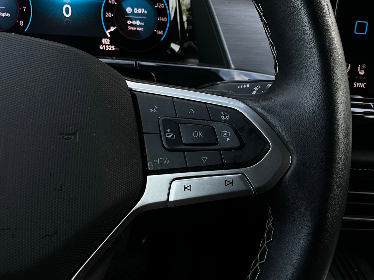 Used 2025 Volkswagen Atlas Cross Sport SE FWD image 37