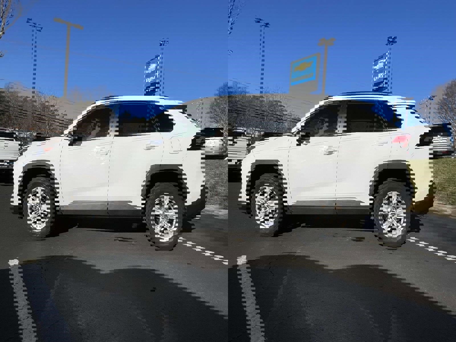 Used 2021 Toyota RAV4 XLE image 8