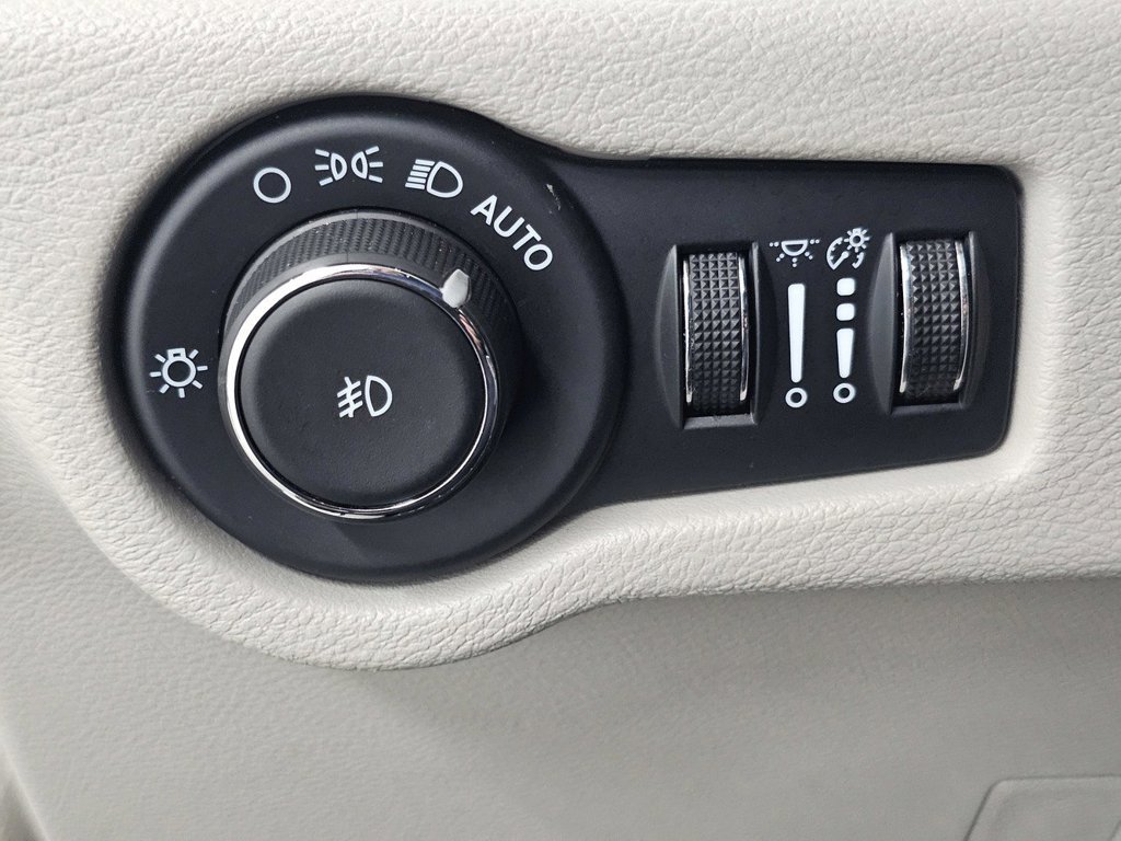 Used 2024 Chrysler Pacifica Touring-L FWD image 30