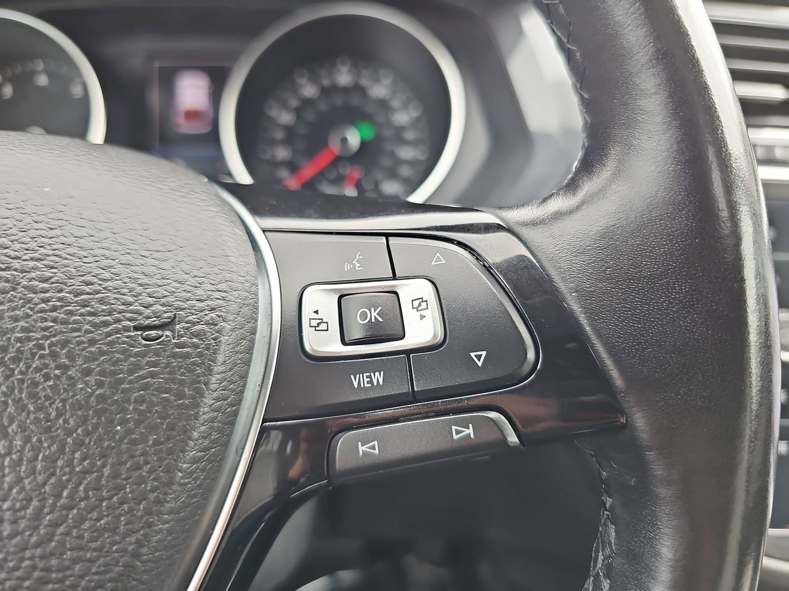 Used 2019 Volkswagen Tiguan SE w/ Panoramic Sunroof Package image 19