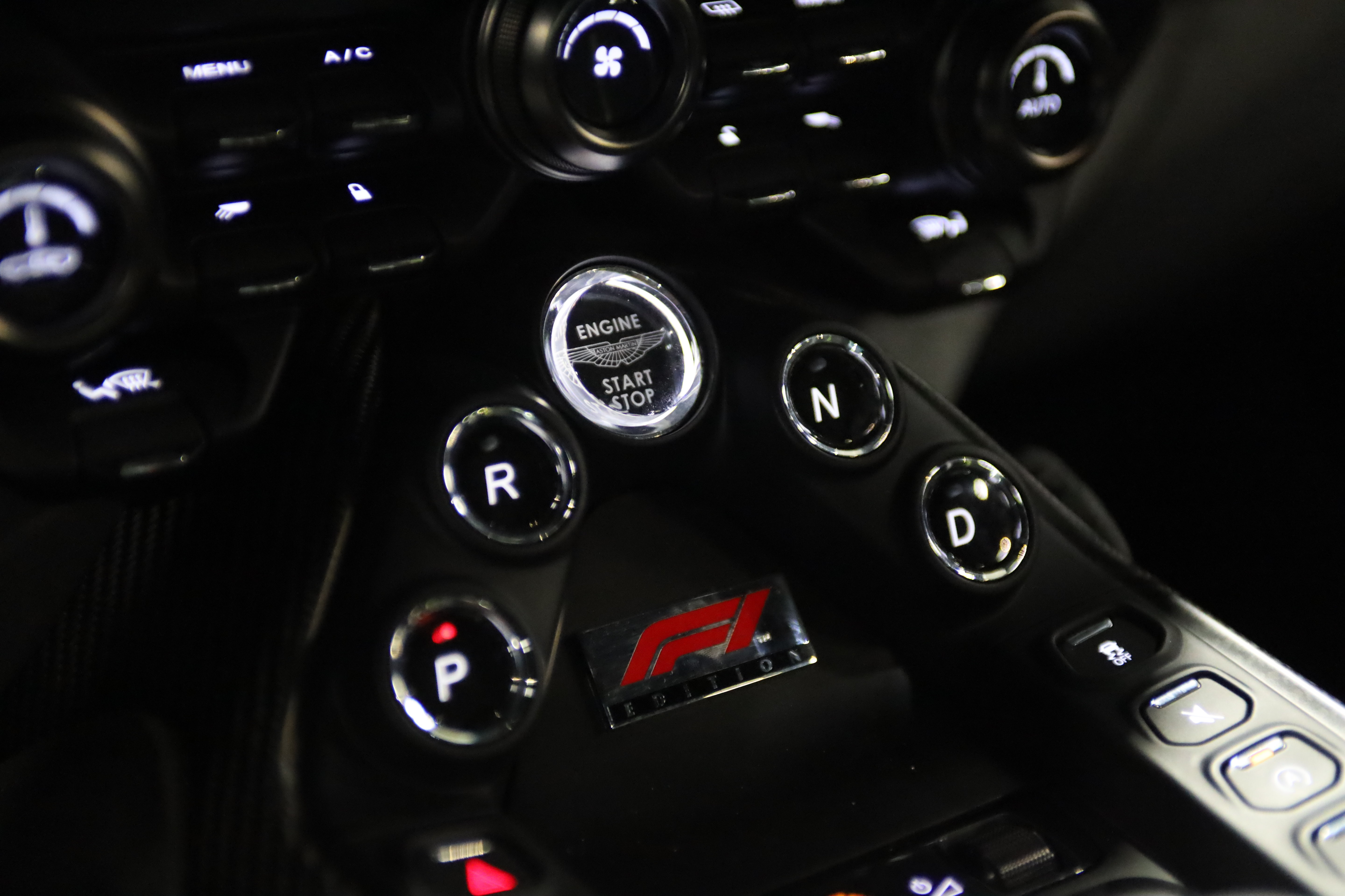 Used 2023 Aston Martin V8 Vantage Coupe RWD image 27