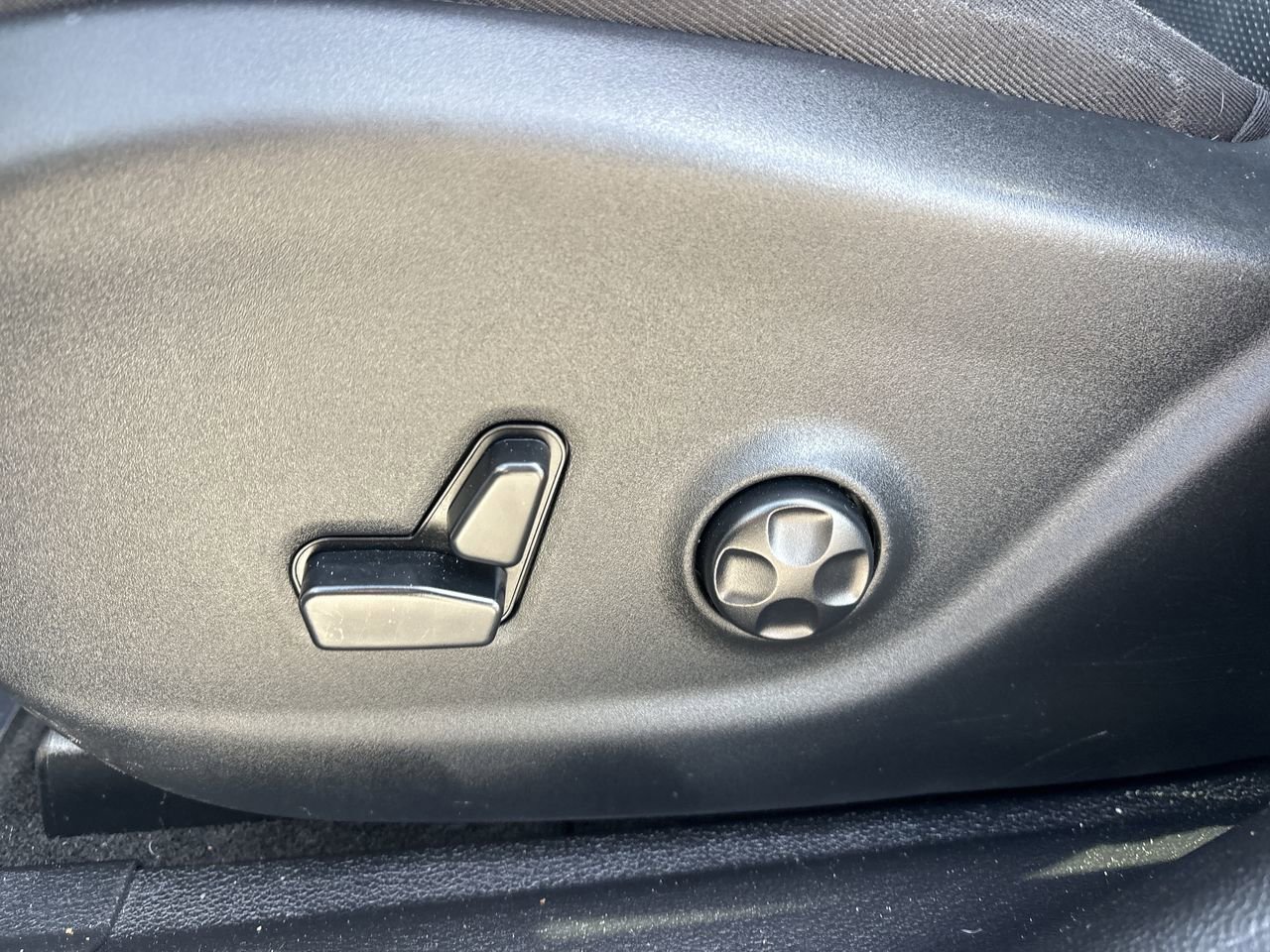 Used 2019 Jeep Cherokee Limited FWD image 19