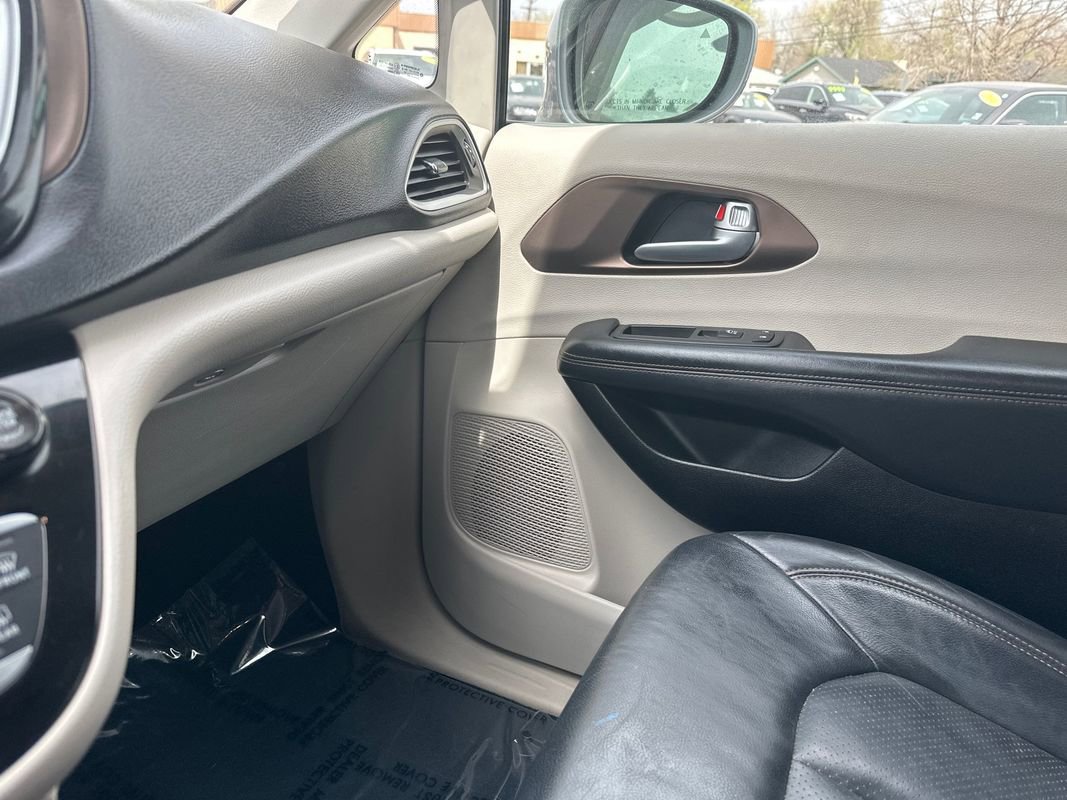 Used 2018 Chrysler Pacifica Touring-L FWD image 33