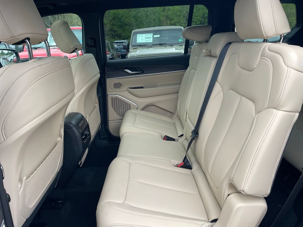 New 2026 Jeep Grand Cherokee L Limited w/ Luxury Tech Group II AWD/4WD image 11