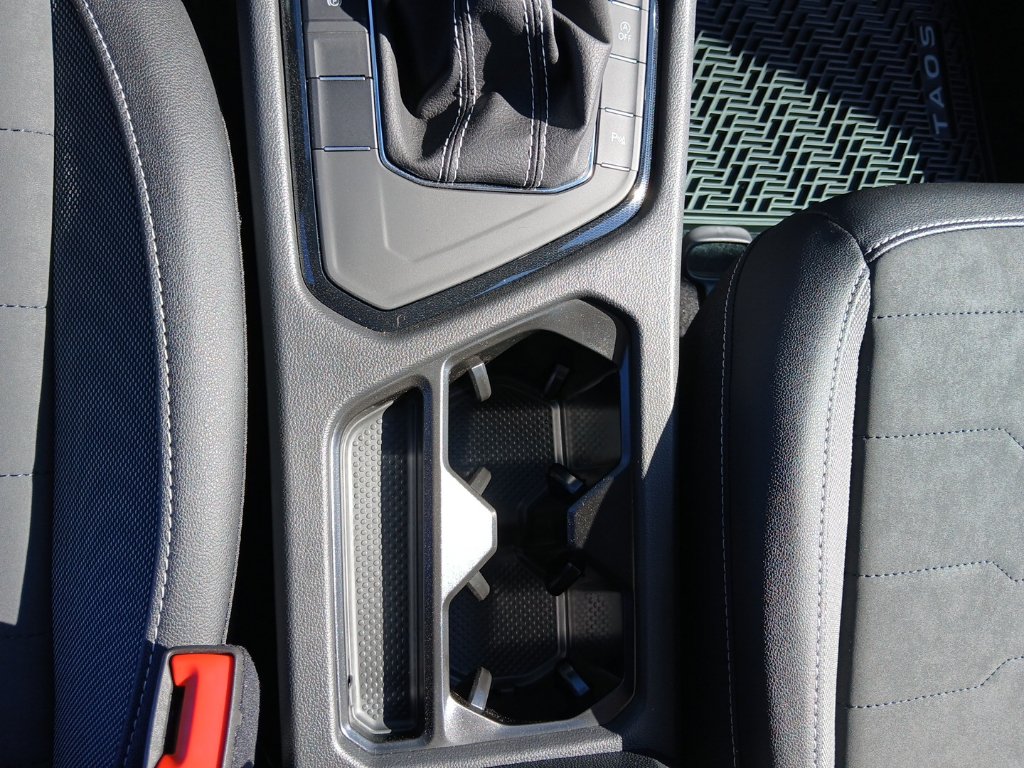 New 2027 Volkswagen Taos SE FWD image 17