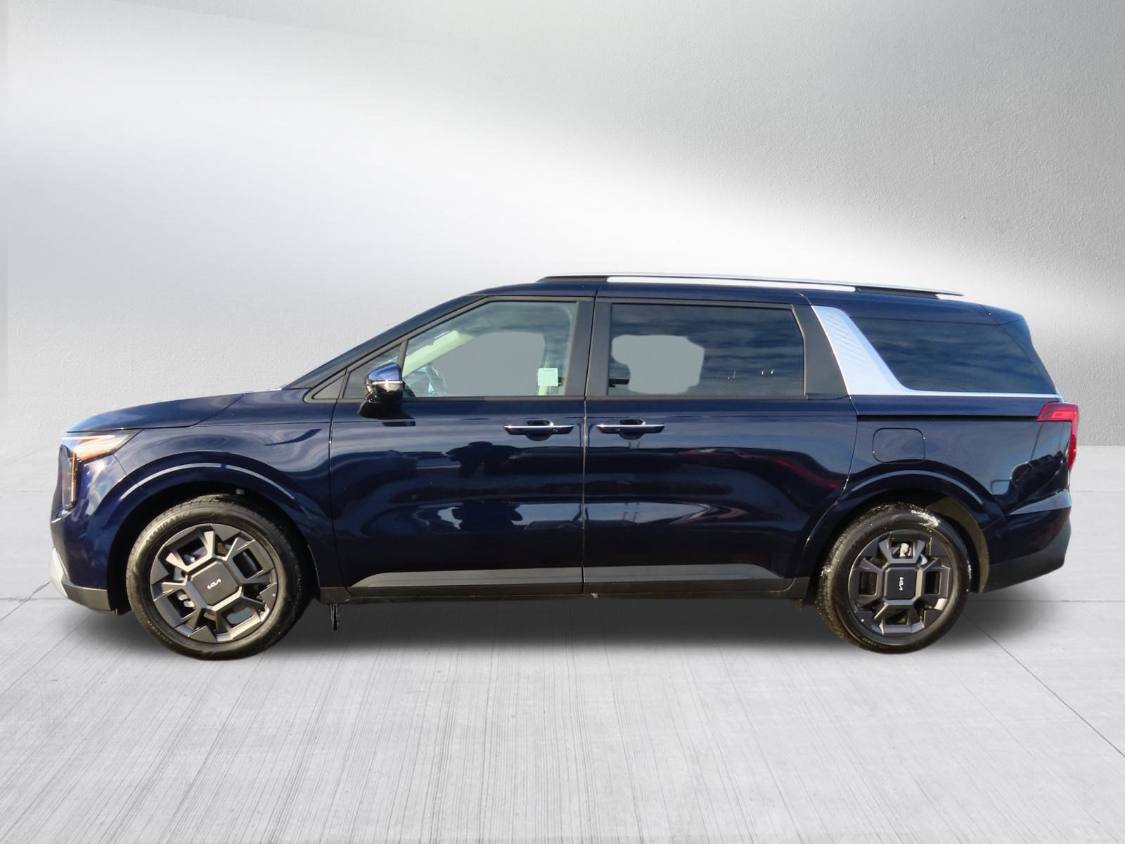 Used 2025 Kia Carnival EX image 4