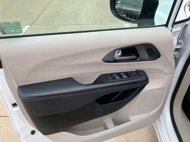 Certified 2023 Chrysler Pacifica Touring-L FWD image 9