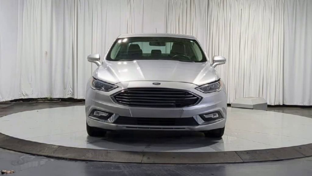 Used 2017 Ford Fusion SE w/ Fusion SE Technology Package image 4