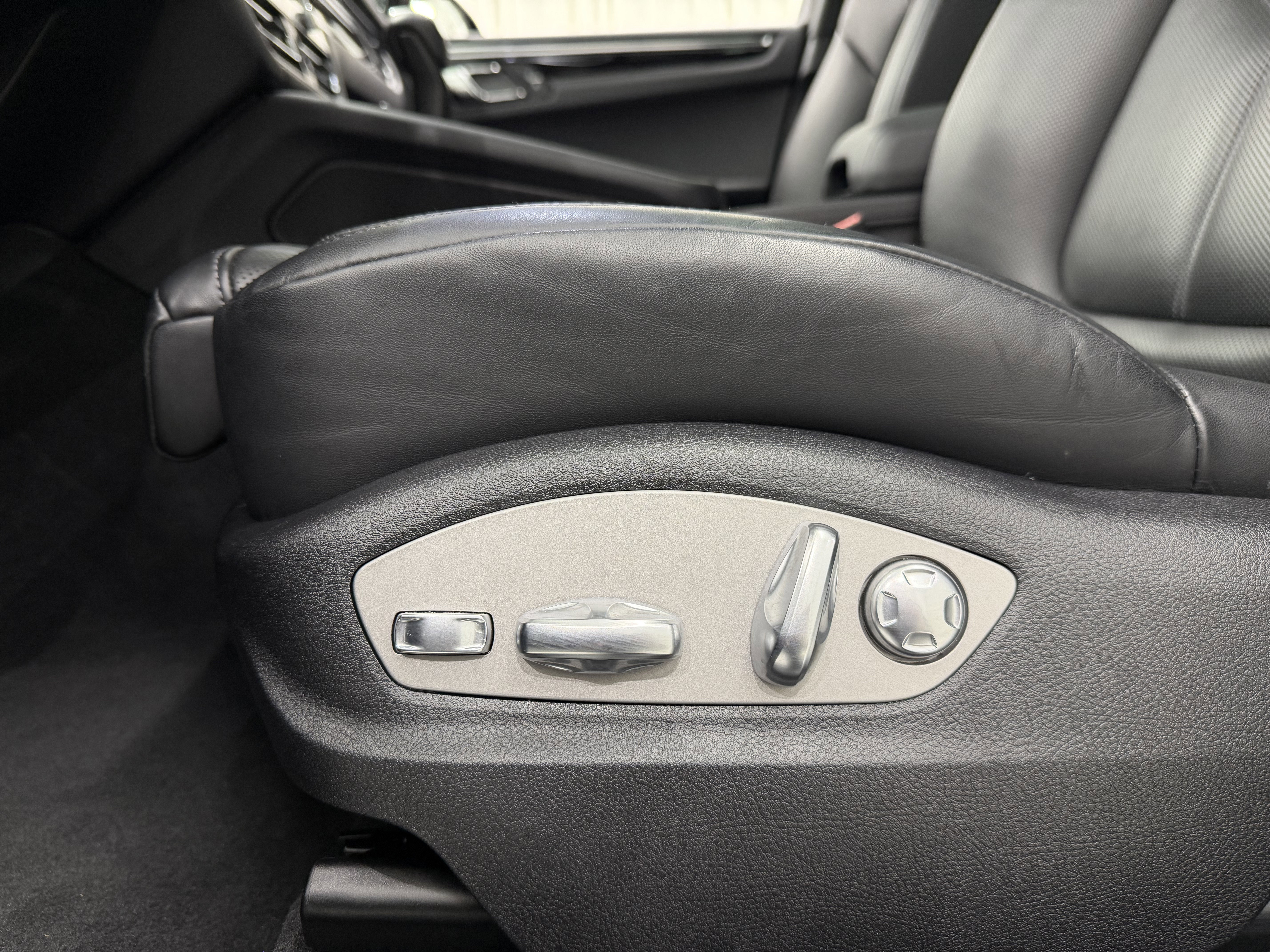 Certified 2025 Porsche Macan image 32