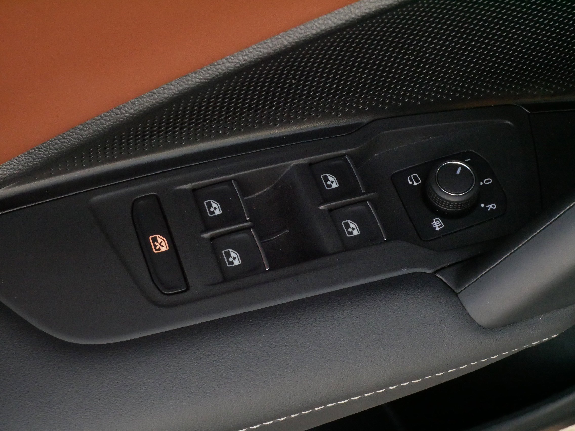 Certified 2025 Volkswagen Tiguan SEL R-Line image 19