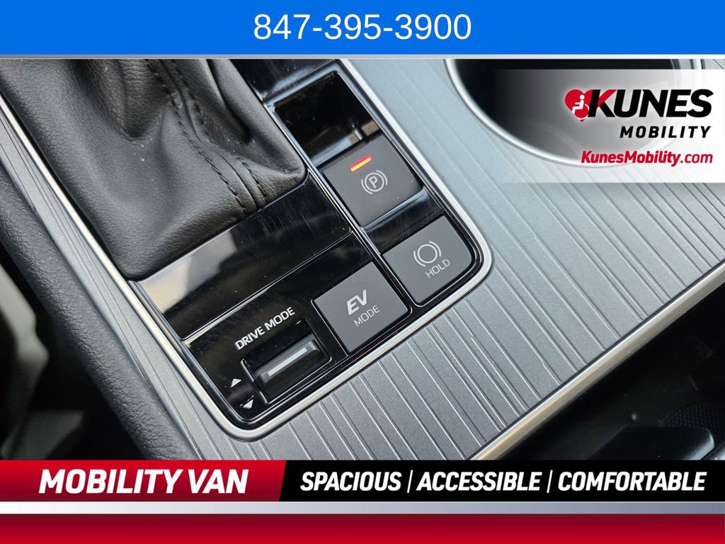 Used 2026 Toyota Sienna LE FWD image 62