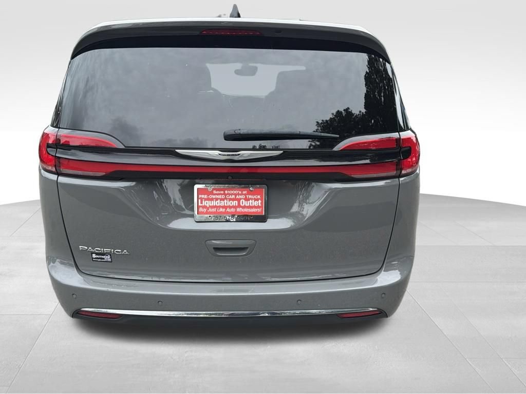 Used 2025 Chrysler Pacifica Select FWD image 12