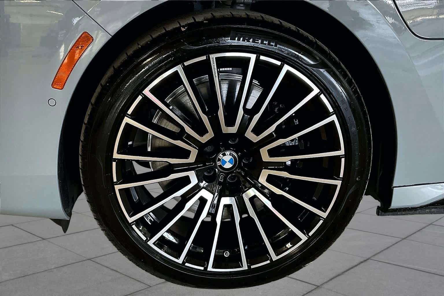 Used 2025 BMW 750e xDrive w/ Premium Package AWD/4WD image 11