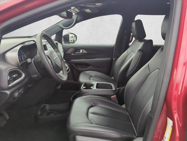 Used 2025 Chrysler Pacifica Select FWD image 17