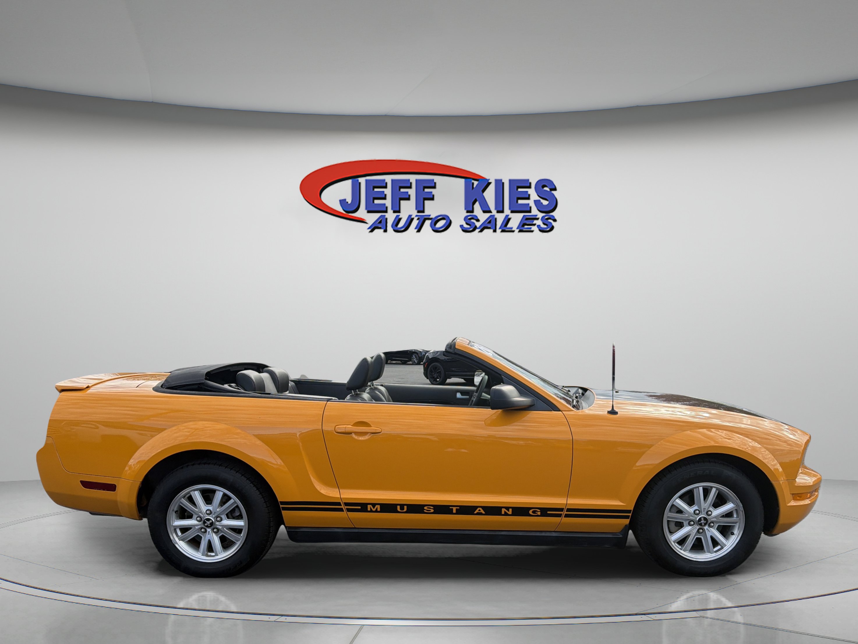 Used 2008 Ford Mustang Convertible RWD image 4
