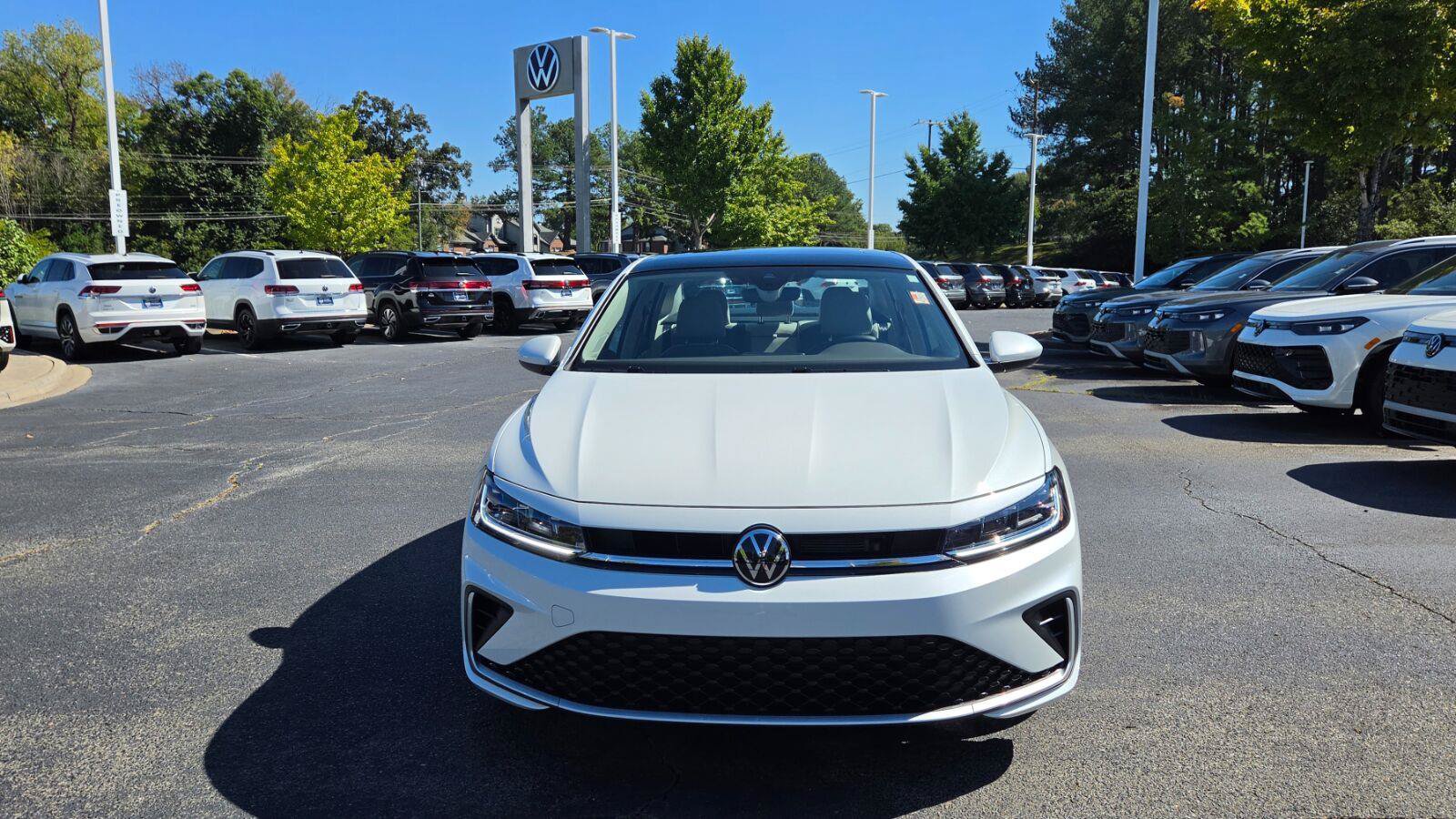 Certified 2025 Volkswagen Jetta SE w/ Sunroof Package FWD image 9