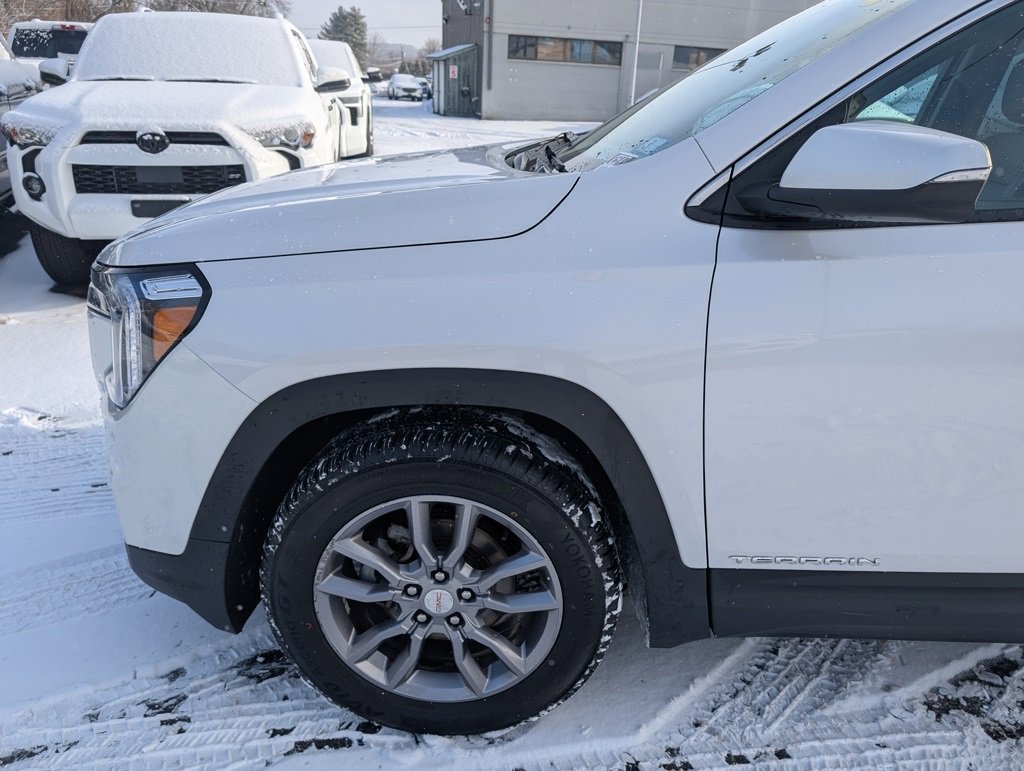 Used 2022 GMC Terrain SLT image 2