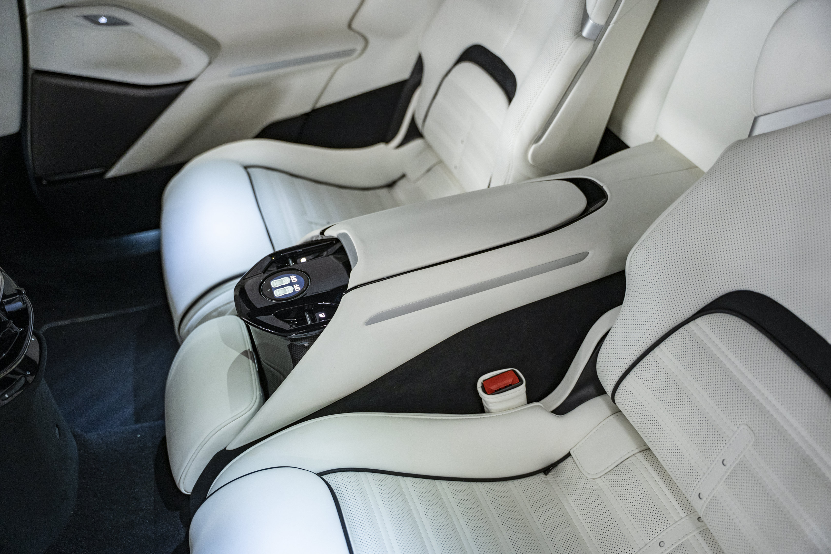 Used 2025 Ferrari Purosangue AWD/4WD image 27