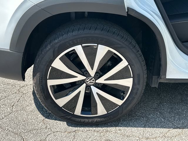 Used 2023 Volkswagen Taos SE w/ Panoramic Sunroof Package FWD image 16