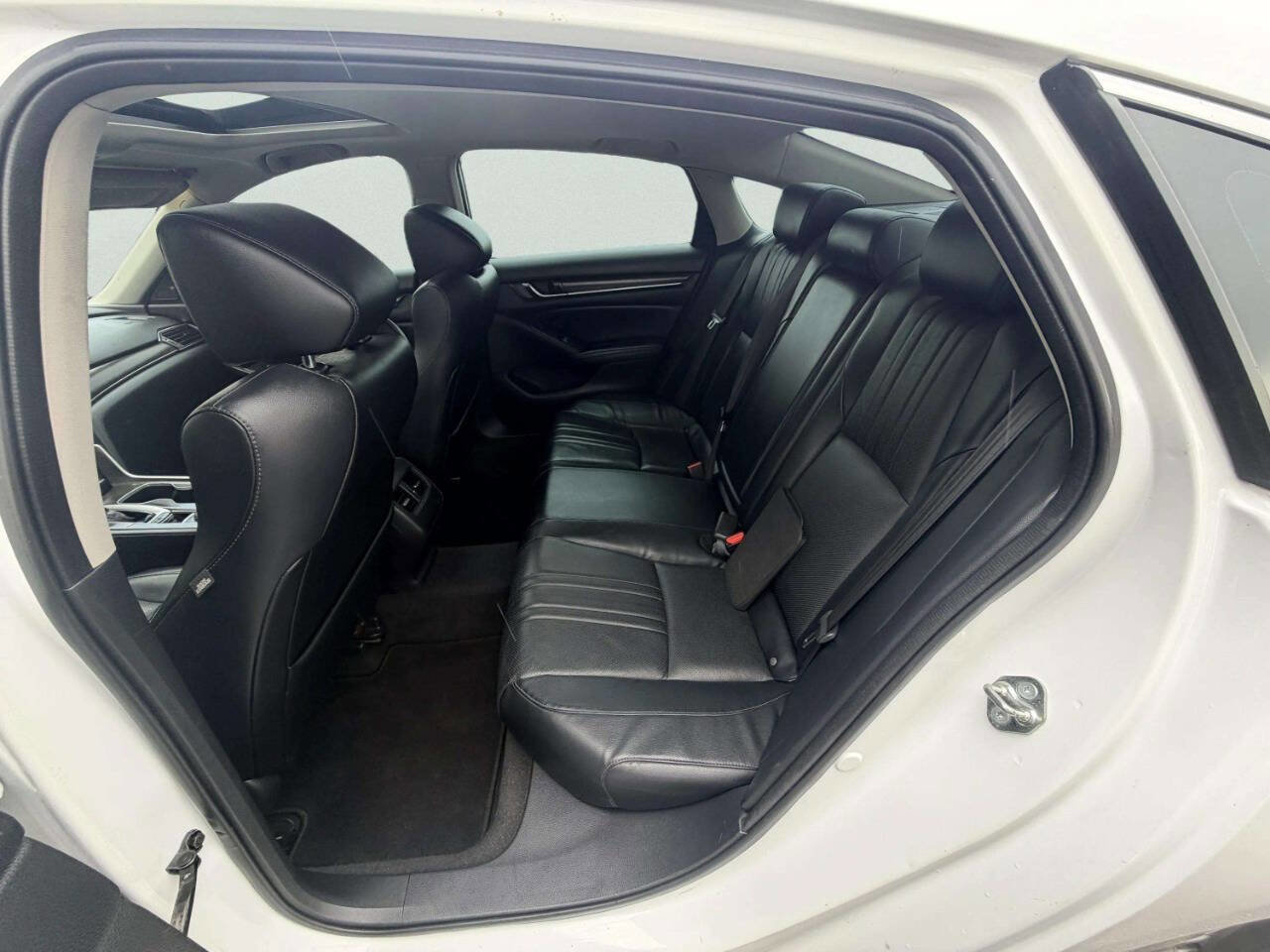 Used 2018 Honda Accord Touring image 17