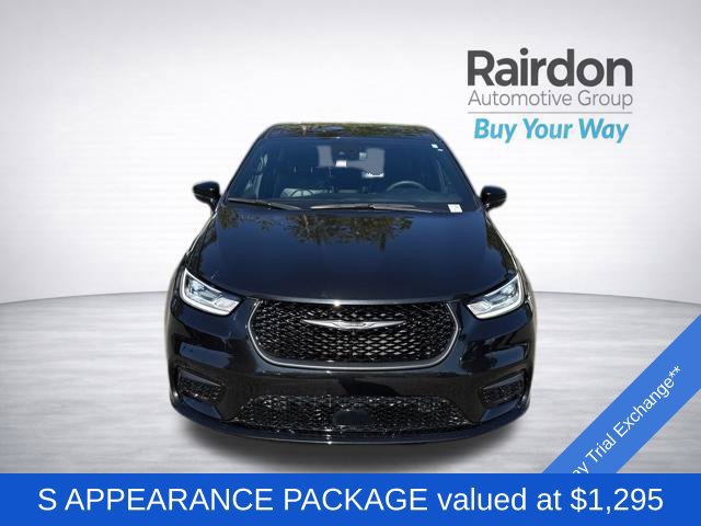 Used 2023 Chrysler Pacifica Limited w/ S Appearance Package FWD image 2