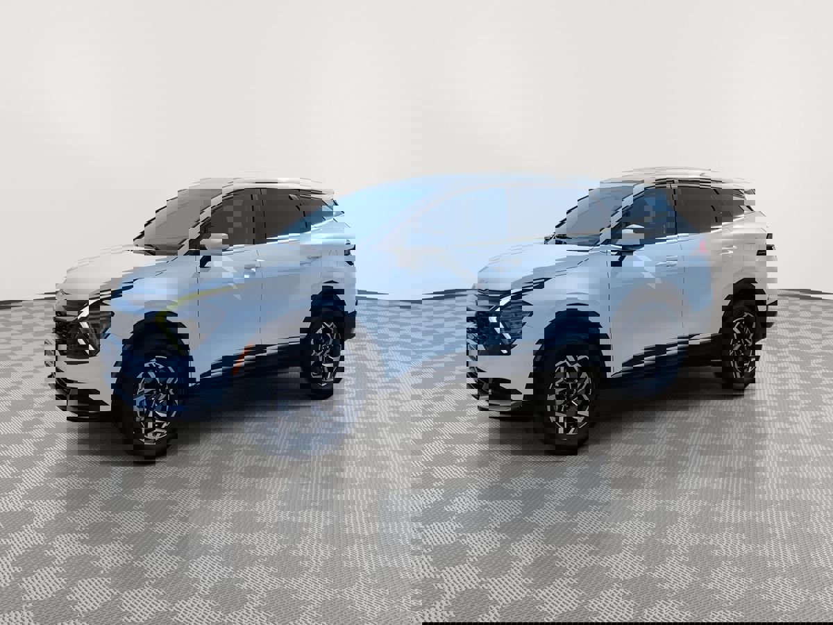 Used 2024 Kia Sportage LX image 3