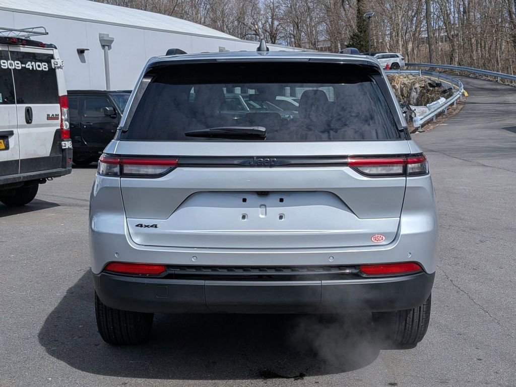 Used 2025 Jeep Grand Cherokee Altitude image 4