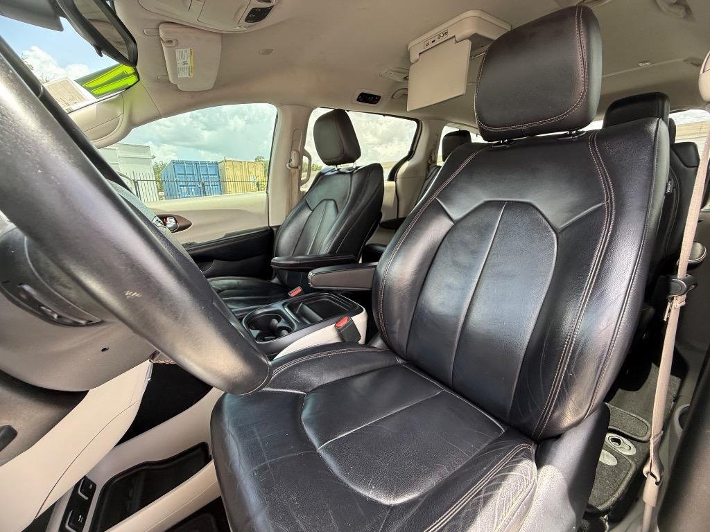 Used 2017 Chrysler Pacifica Touring-L FWD image 18