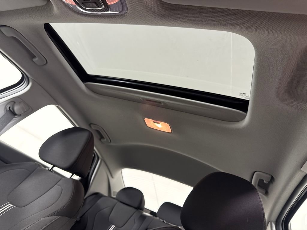 Used 2025 Hyundai Elantra SEL image 24