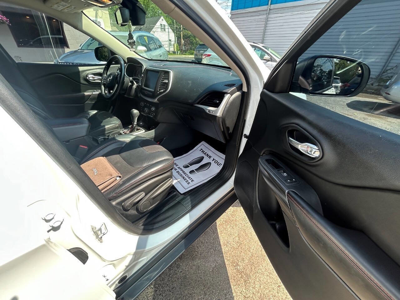 Used 2017 Jeep Cherokee Trailhawk w/ Comfort/Convenience Group AWD/4WD image 9