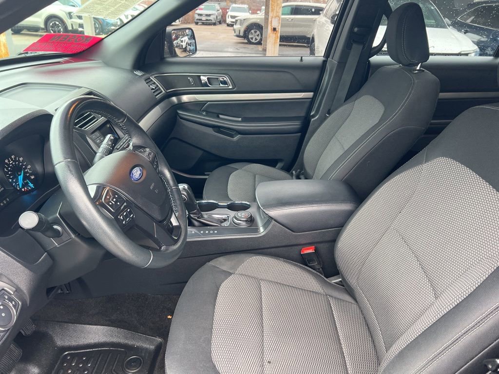 Used 2018 Ford Explorer XLT image 4