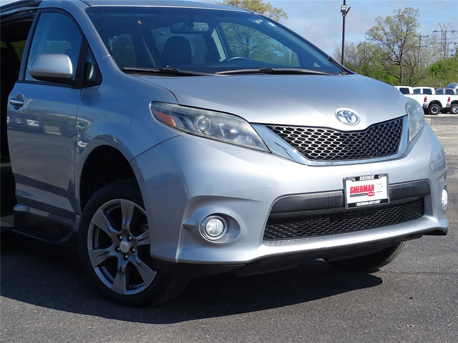 Used 2017 Toyota Sienna SE w/ SE Preferred Package FWD image 2