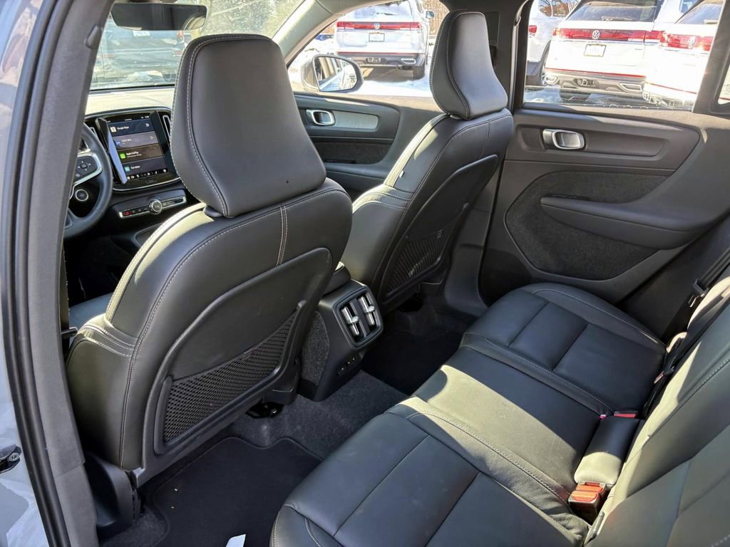 Used 2025 Volvo XC40 B5 Core image 25