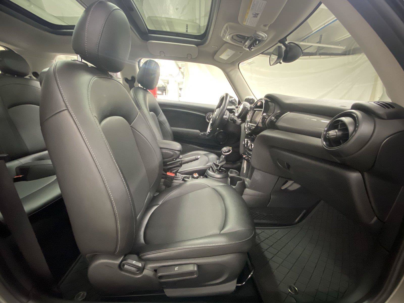Used 2018 MINI Cooper 2-Door Hardtop FWD image 29