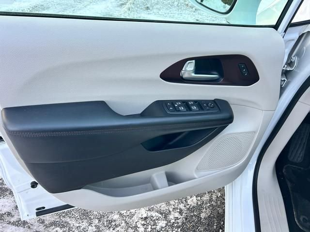 Used 2019 Chrysler Pacifica Limited image 11