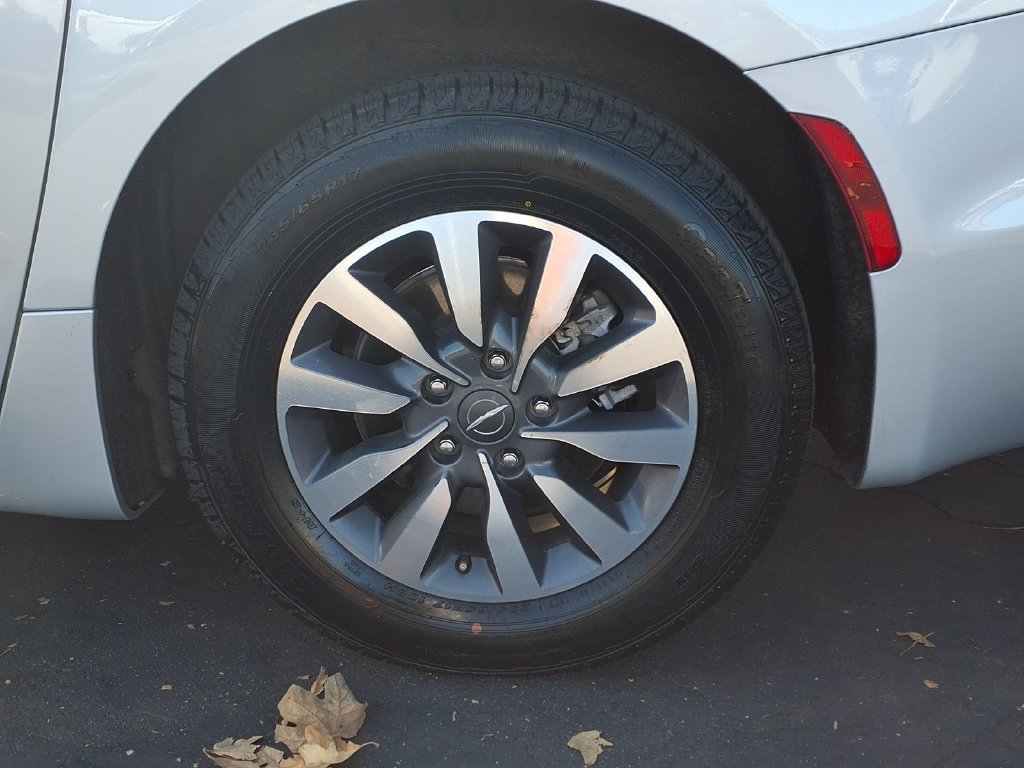 Used 2024 Chrysler Pacifica Limited FWD image 4