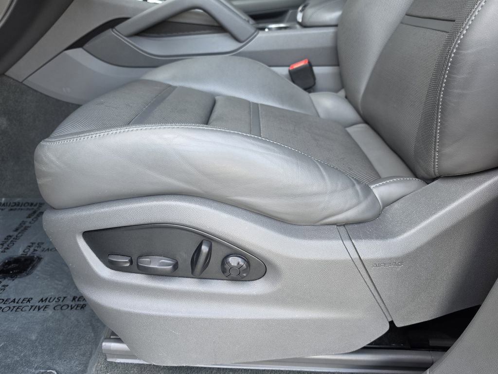 Certified 2023 Porsche Cayenne Platinum Edition image 18