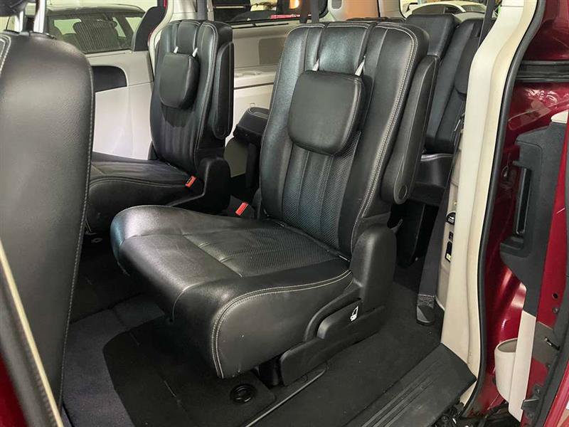 Used 2015 Chrysler Town & Country Touring-L w/ Driver Convenience Group FWD image 45