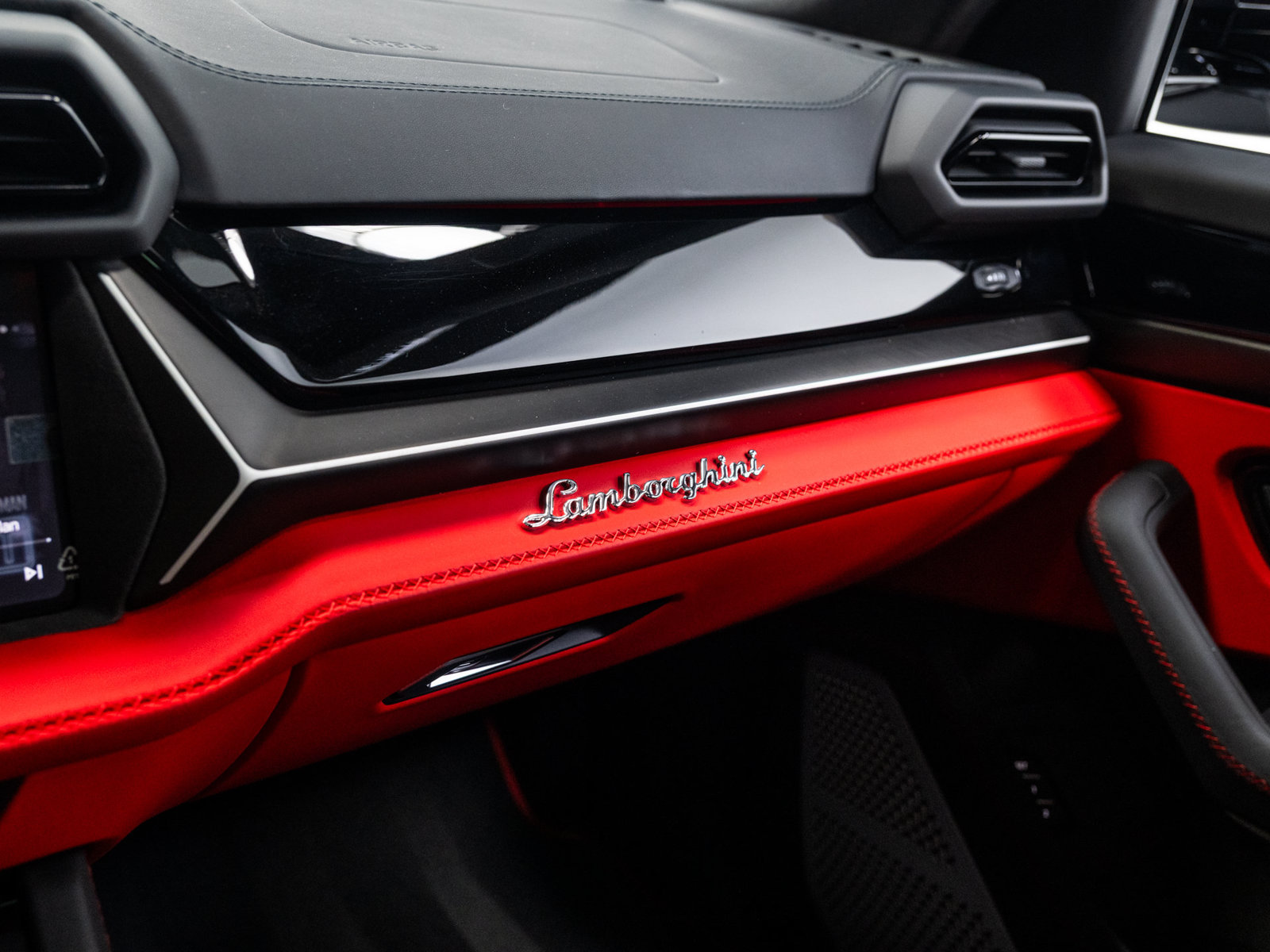 Used 2025 Lamborghini Urus SE AWD/4WD image 91