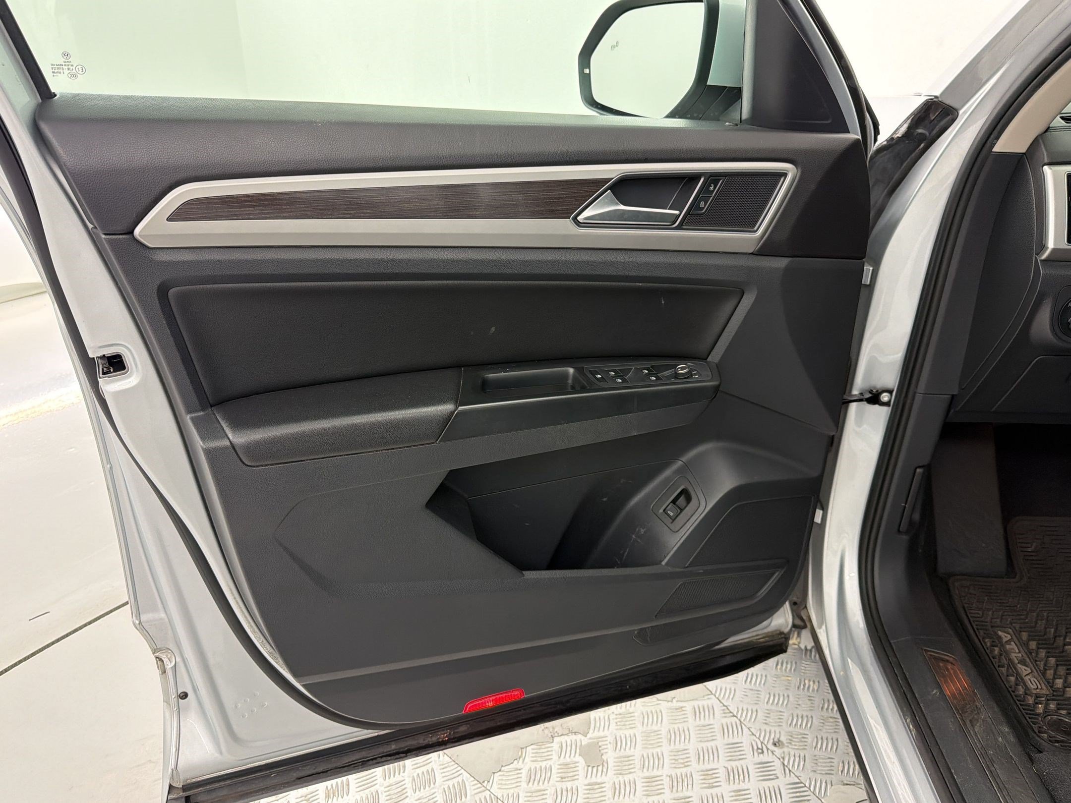 Used 2018 Volkswagen Atlas SEL w/ R-Line Package FWD image 27