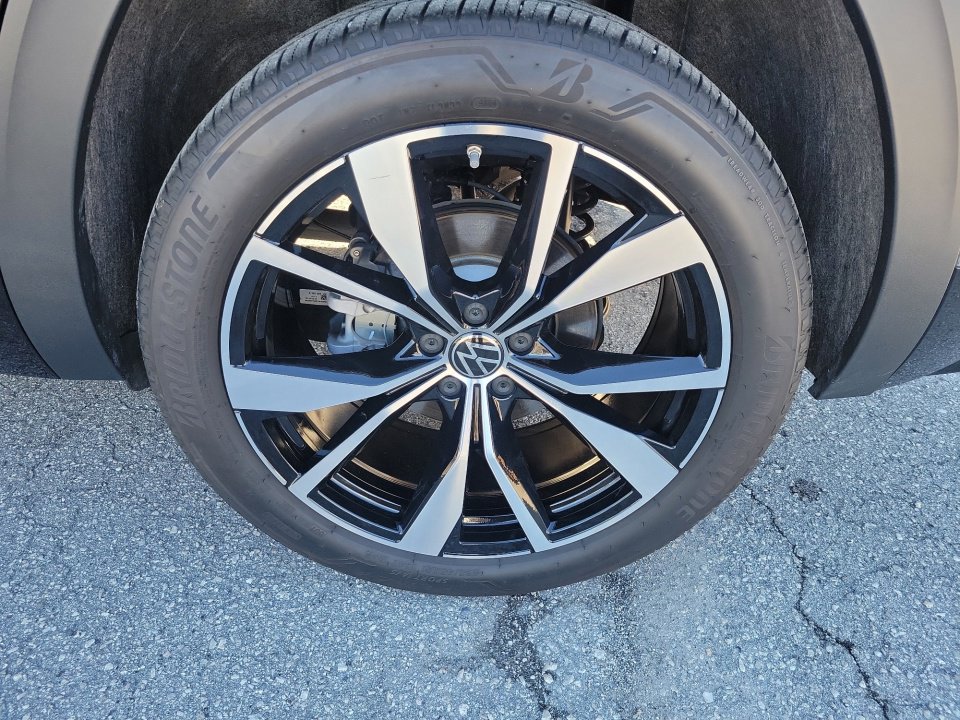 Certified 2025 Volkswagen Atlas Cross Sport SEL Premium R-Line image 26