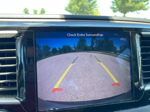 Used 2018 Chrysler Pacifica Touring w/ Tire & Wheel Group FWD image 10