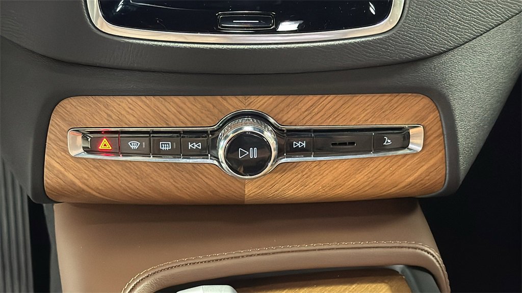 Used 2023 Volvo XC90 B6 Plus image 26